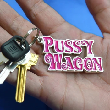 Aksiyon Filmi Öldürmek Kedi Vagon Pembe Harfler Logo Alaşım Emaye Anahtarlık Anahtarlık Anahtarlık Anahtarlık Anahtarlık Aksesuarları Hediye