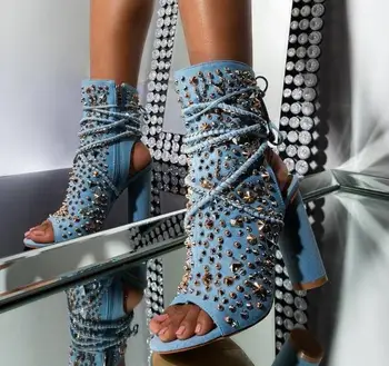 Linamong Yeni Kadın Açık Mavi Kot Perçinler Slingback kısa Çizmeler Tıknaz Topuklu Peep Toe Spike Lace Up Patik yarım çizmeler Bayan